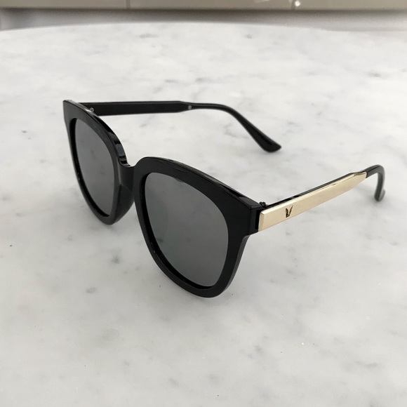 Accessories - Large Retro Modern Mirrored Silver Sunglasses